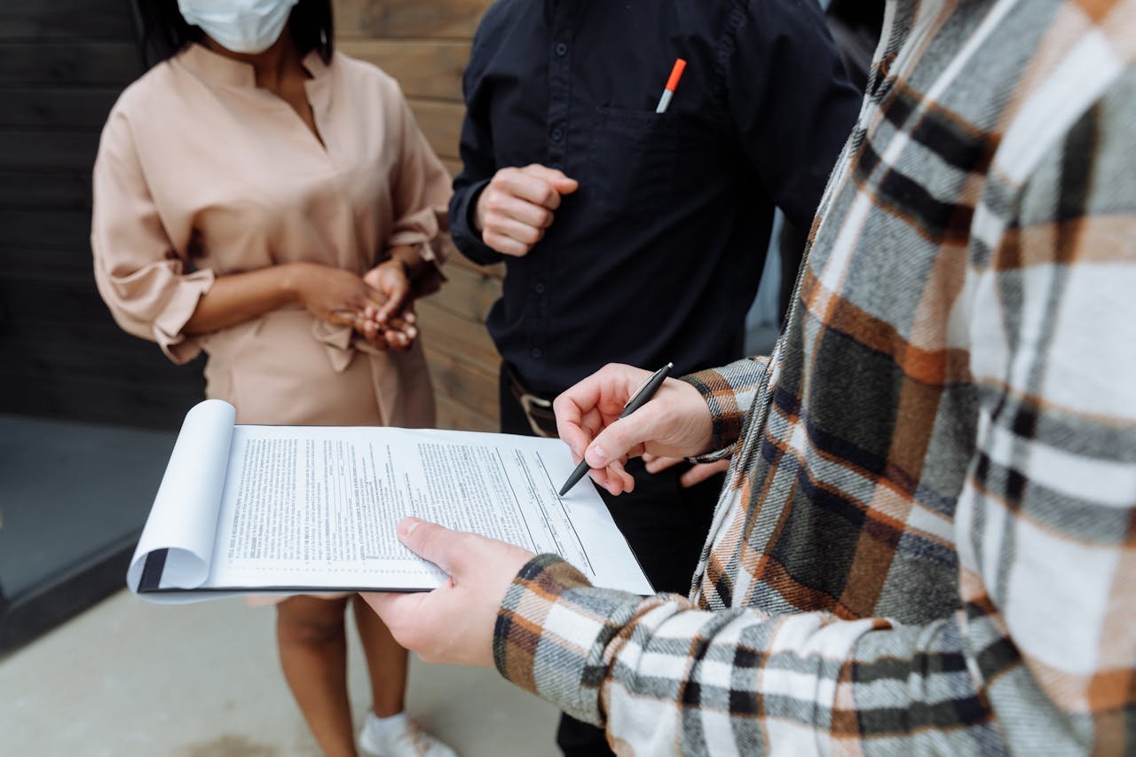Mortgage loan officer and real estate agents building a referral partnership agreement