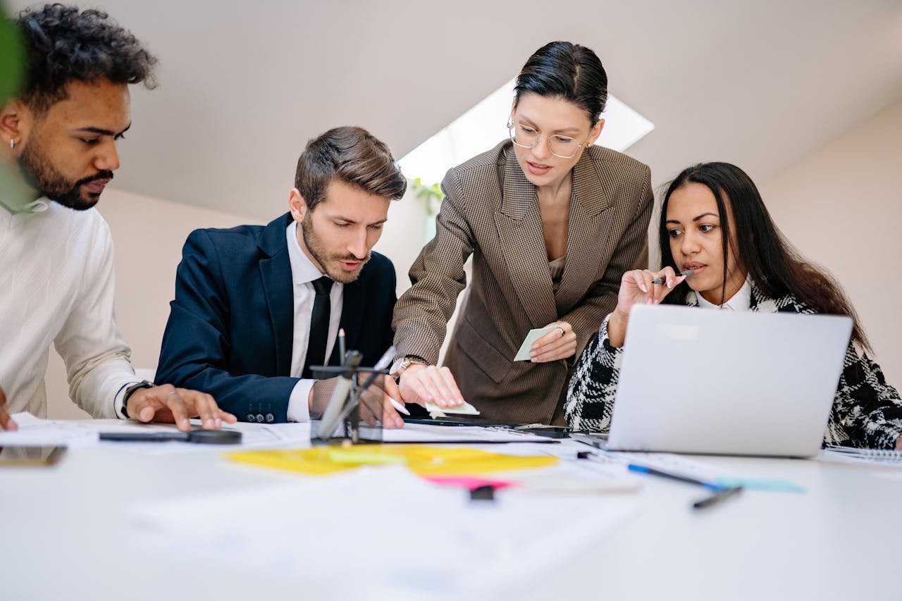 Real Estate Agents demographics 2026 - age gender and experience breakdown